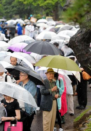 雨の中、大勢の人が傍聴券を求めて列を作る＝東京都千代田区の日比谷公園（撮影・出月俊成）