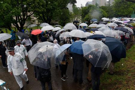 清原和博被告の初公判の傍聴整理券を求め列に並ぶ人々＝日比谷公園（撮影・堀内翔）