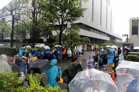 清原和博被告の初公判を取材する大勢の報道陣
