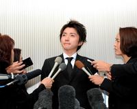 　囲み会見で蜷川さんとの思い出を語る藤原竜也　