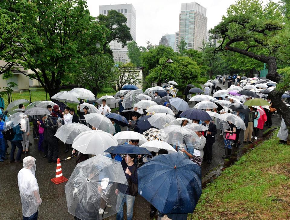 傍聴券を求めて雨の中、多くの人が列を作る＝東京都千代田区の日比谷公園（撮影・出月俊成）