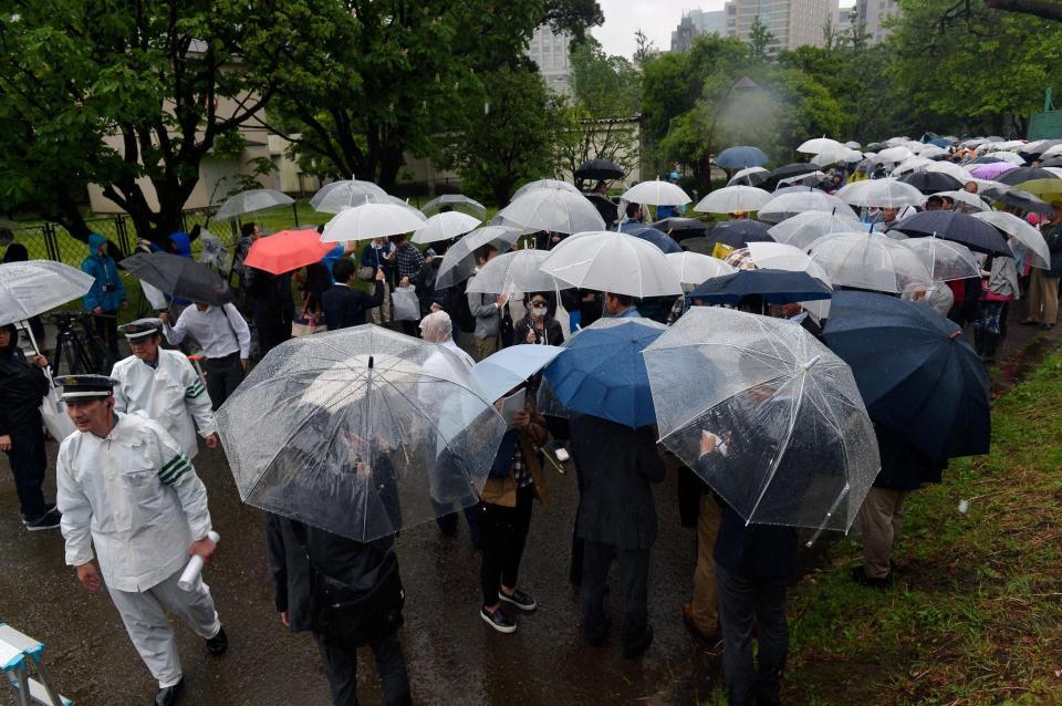 清原和博被告の初公判の傍聴整理券を求め列に並ぶ人々＝日比谷公園（撮影・堀内翔）