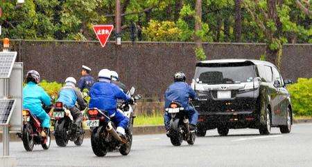 　清原被告を乗せたと思われる車を追跡する報道関係者のオートバイ