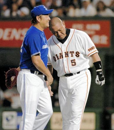 　２００５年８月９日横浜・佐々木（左）との最終対決を終えて涙ぐむ