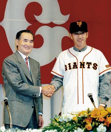 　１９９６年１１月、巨人の入団発表で長嶋監督と握手を交わす