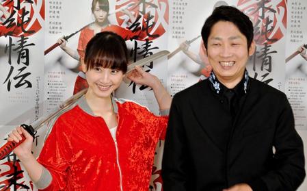 ラブシーンを演じる松井玲奈と石田明＝東京・原宿