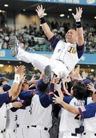 　２００８年１０月１日　現役最後の試合を終え、引退セレモニーで胴上げされる