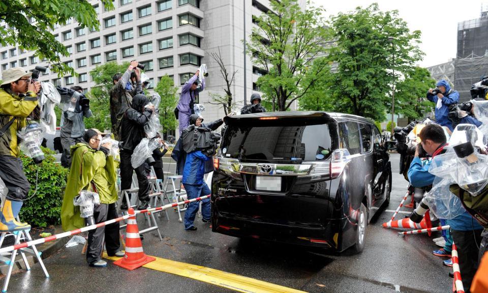 　東京地裁を後にする清原被告を乗せたと思われる車