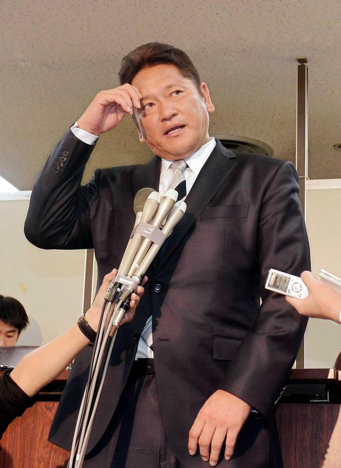 　情状証人として出廷後、会見する佐々木主浩氏