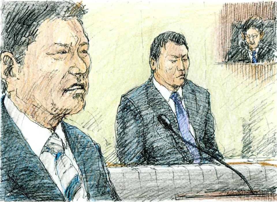 　初公判で情状証人として出廷した佐々木主浩氏（左）の証言を聞く清原和博被告（イラスト・勝山展年）