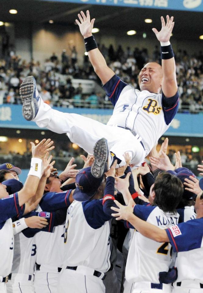 　２００８年１０月１日　現役最後の試合を終え、引退セレモニーで胴上げされる