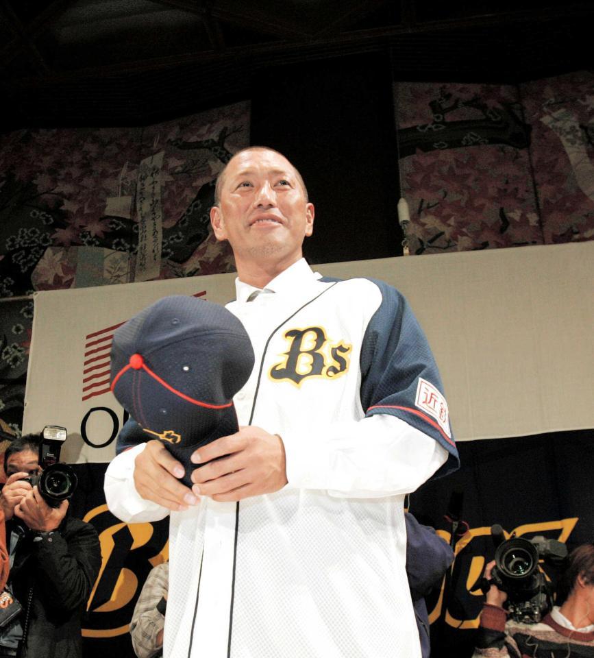 　２００５年１２月２６日、オリックスのユニホームに袖を通し、笑顔を見せる