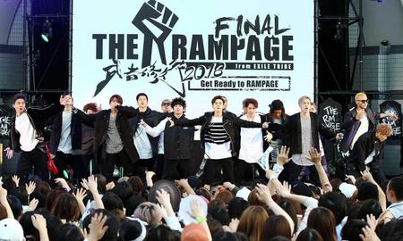 　熱いパフォーマンスを披露するＴＨＥ　ＲＡＭＰＡＧＥ＝代々木公園野外ステージ