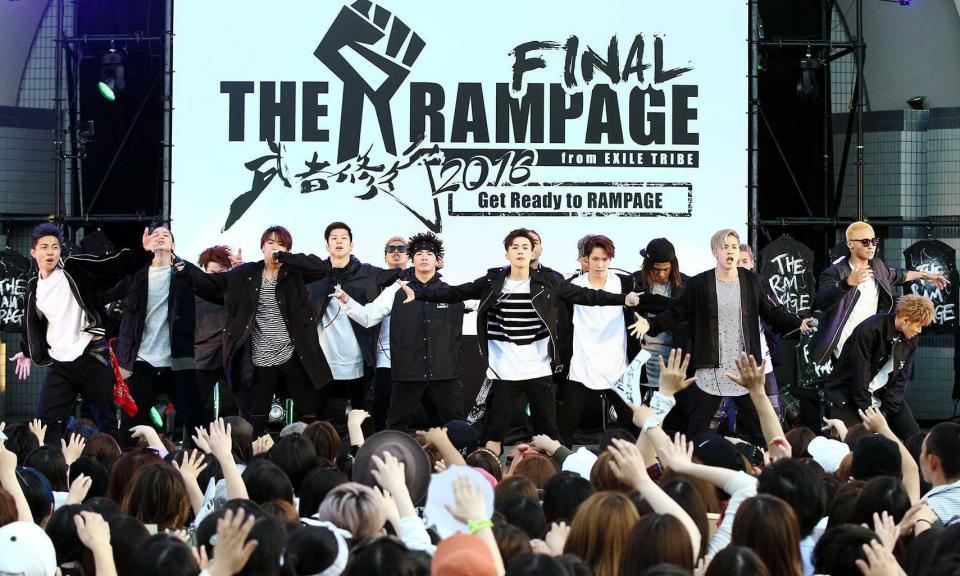 　熱いパフォーマンスを披露するＴＨＥ　ＲＡＭＰＡＧＥ＝代々木公園野外ステージ