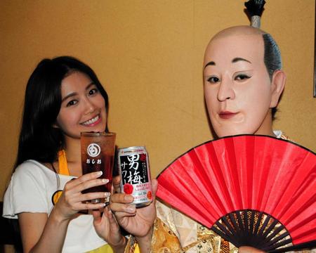 　男梅横丁の加盟店「おしお和店」にて男梅サワーを楽しむ（左から）Ｕ＝ゆー＝とイメージキャラクターのお殿様