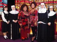 蘭寿とむ（左から４人目）との体形の違いをネタにした森公美子（同３人目）＝東京・帝国劇場