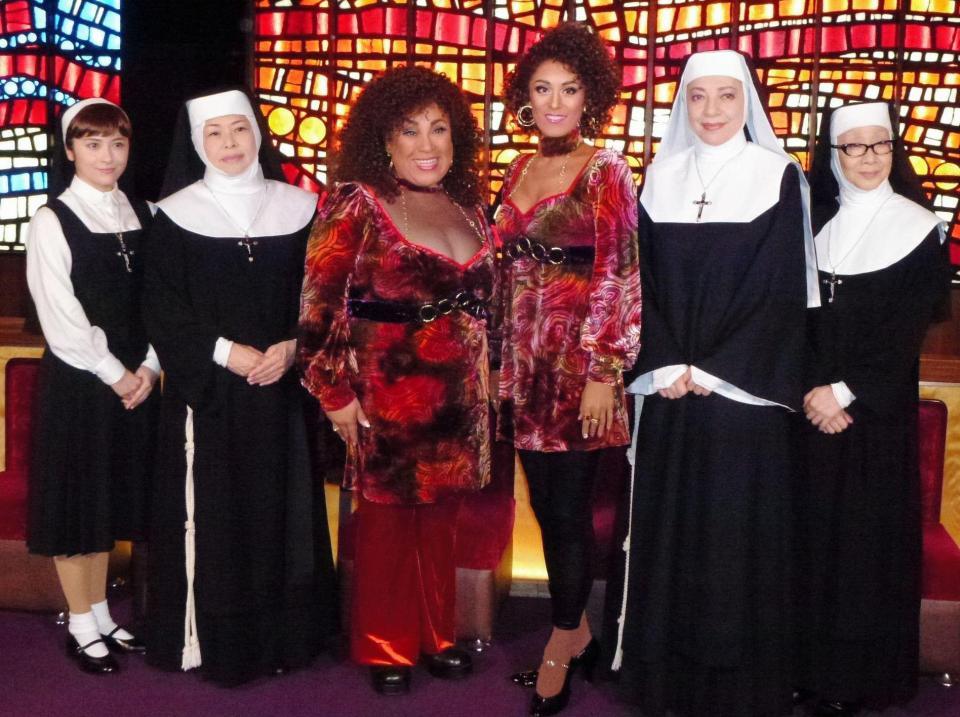 蘭寿とむ（左から４人目）との体形の違いをネタにした森公美子（同３人目）＝東京・帝国劇場