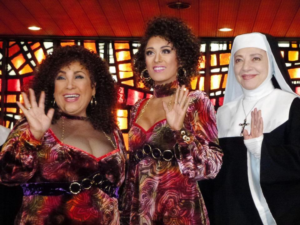 蘭寿とむ（中）との体形の違いをネタにした森公美子（右は鳳蘭）＝東京・帝国劇場