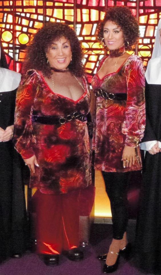 蘭寿とむ（右）との体形の違いをネタにした森公美子＝東京・帝国劇場