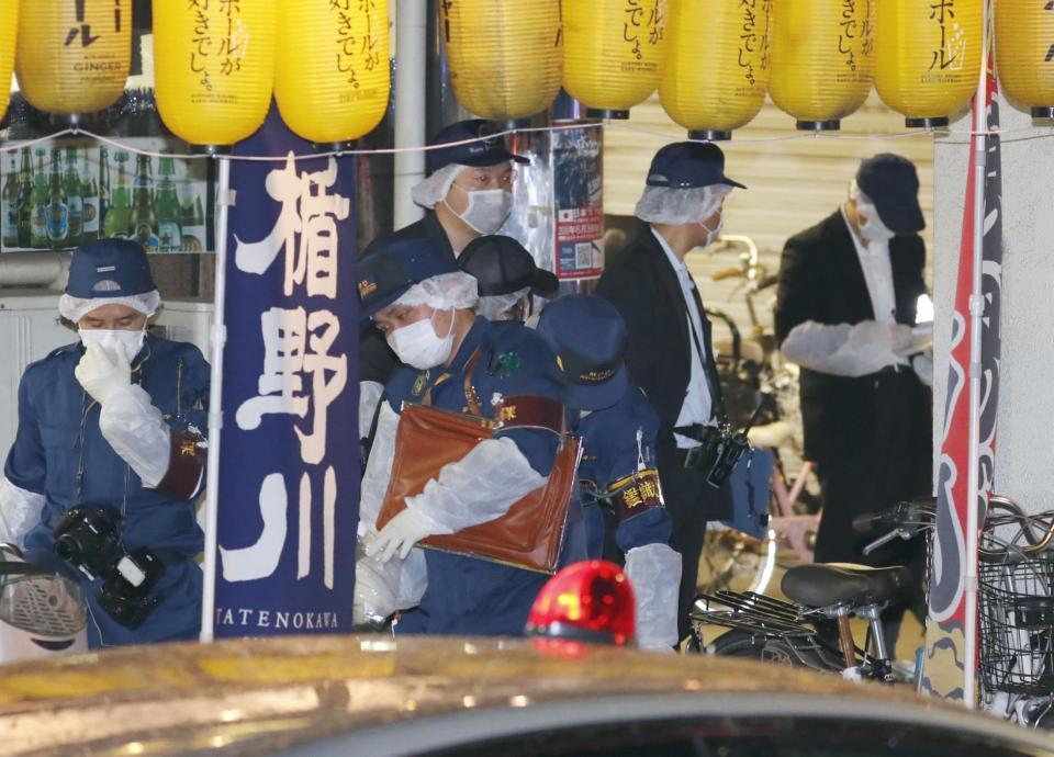 　女性が刺された現場付近を調べる警視庁の捜査員＝21日午後８時49分、東京都小金井市