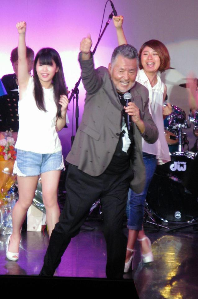 77歳の誕生日記念コンサートを行った中村泰士＝大阪市内