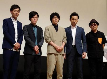 舞台あいさつした（左から）とろサーモンの村田秀亮、井下好井の好井まさお、林遣都、波岡一喜、廣木隆一監督＝東京・新宿