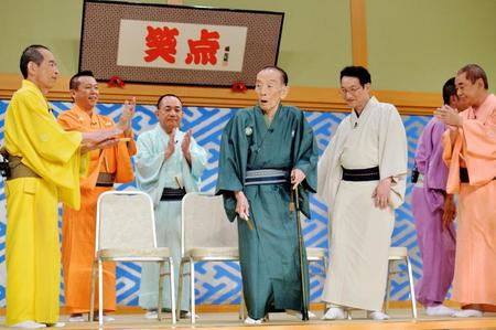 　会見を終え、メンバーに拍手で送られる桂歌丸（中央）