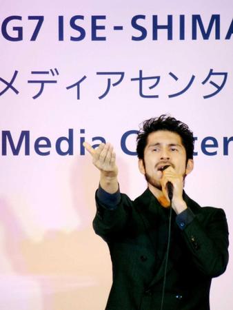 　伊勢志摩サミット応援ソングを熱唱する平井堅＝三重県伊勢市