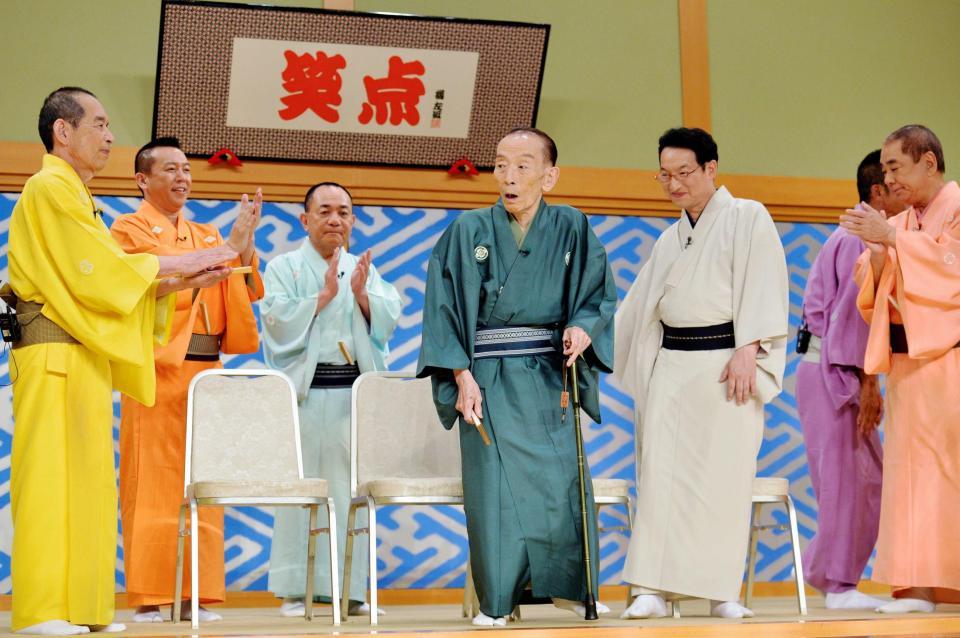 　会見を終え、メンバーに拍手で送られる桂歌丸（中央）