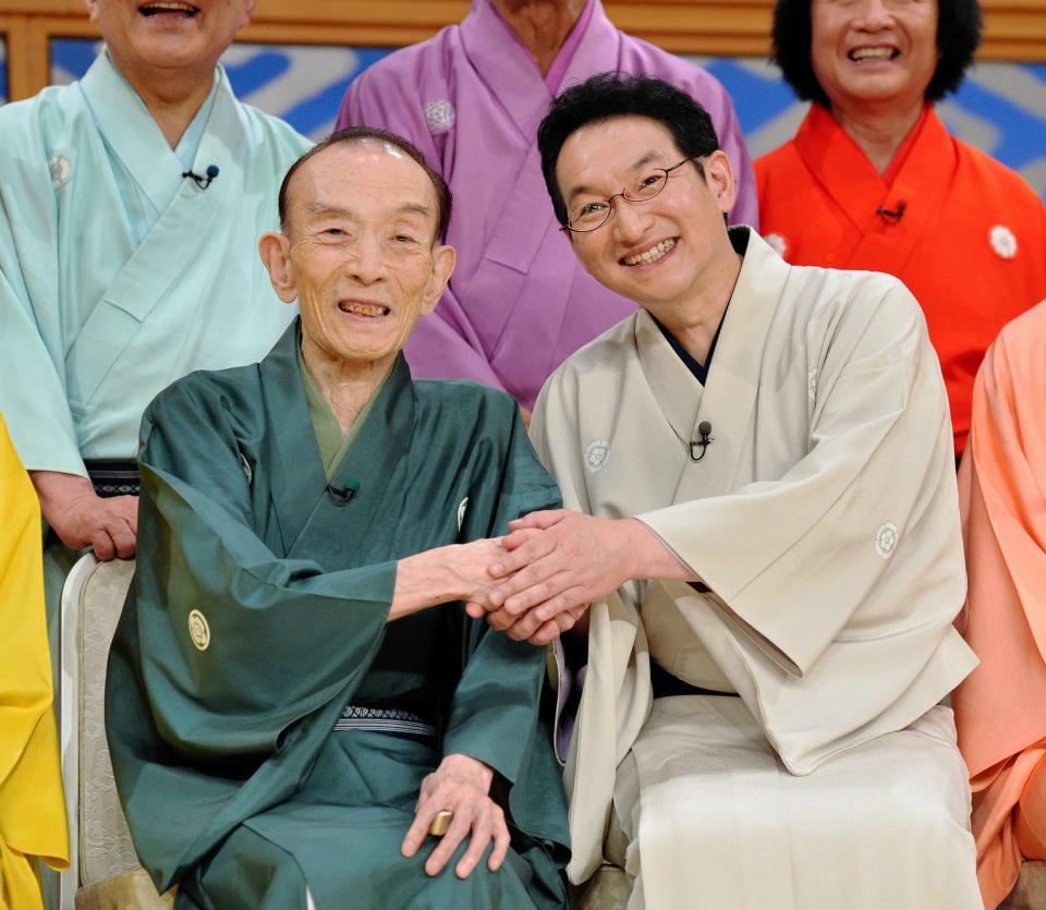 　春風亭昇太と笑顔で握手する桂歌丸（左）＝東京・麹町の日本テレビ（撮影・西岡正）