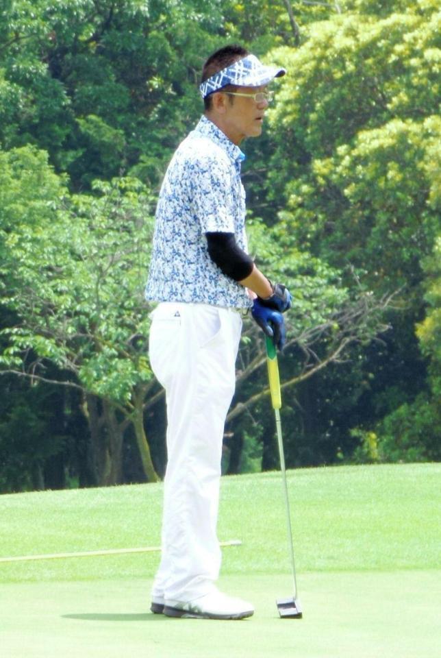 スコアがイマイチで「笑点の騒動のおかげだね」と言い訳した三遊亭円楽＝神奈川・大磯町