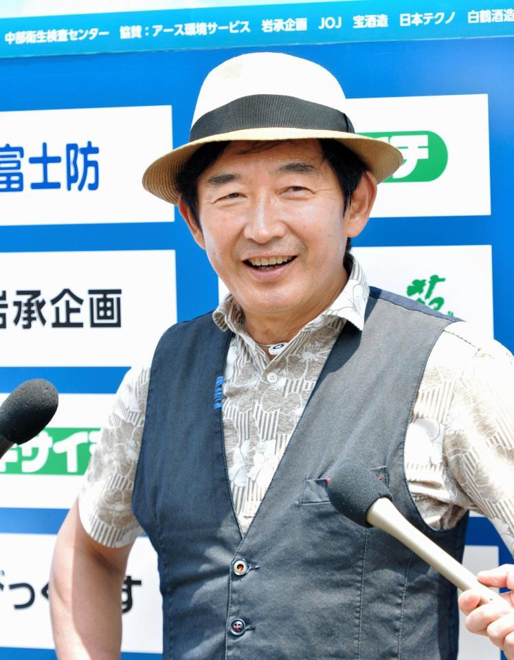 ハーフを終え、笑顔でインタビューに答える石田純一＝神奈川県大磯町のレイクウッドＧＣ（撮影・西岡正）