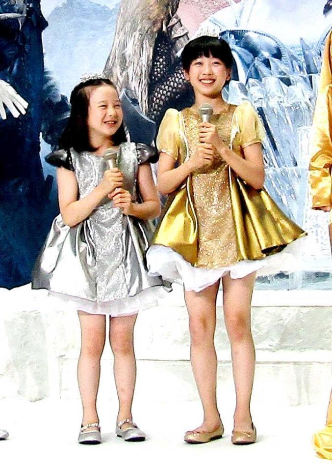 　「スノーホワイト／氷の王国」のイベントに参加した本田望結（右）と紗来の姉妹　