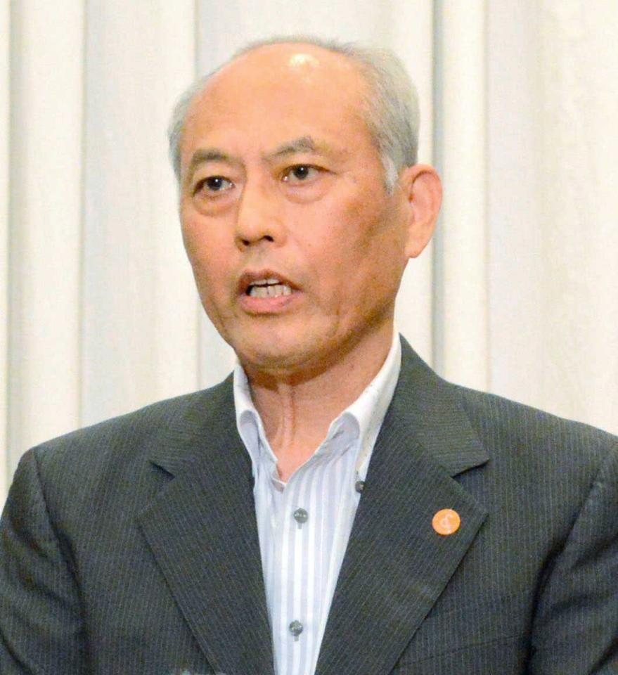 　報道陣の質問に答える東京都の舛添要一知事＝福島市内のホテル