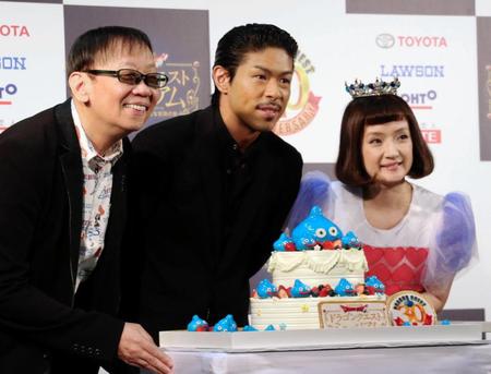ケーキでドラゴンクエスト30周年を祝った（左から）堀井雄二氏、松本利夫、千秋＝東京・ヒカリエ