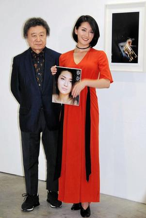 写真展レセプションパーティーに出席した矢吹春奈（右）と篠山紀信氏＝東京・ｈｉｒｏｍｉｙｏｓｈｉｉ　ｒｏｐｐｏｎｇｉ