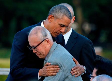 　広島市の平和記念公園を訪れ、被爆者の森重昭さんを抱き締めるオバマ米大統領