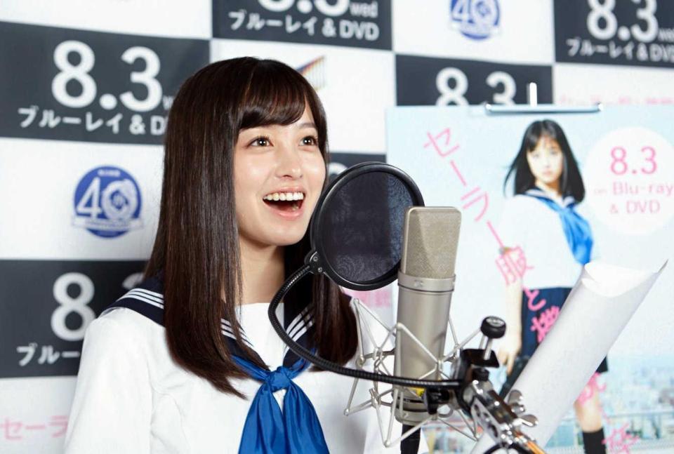 　制服への思い入れを語った橋本環奈＝東京・虎ノ門