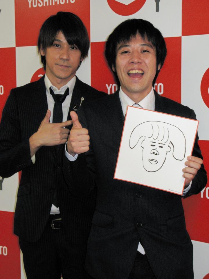 結婚相手の似顔絵を手に会見したスマイルのウーイェイよしたか（右）と瀬戸洋祐＝大阪市内