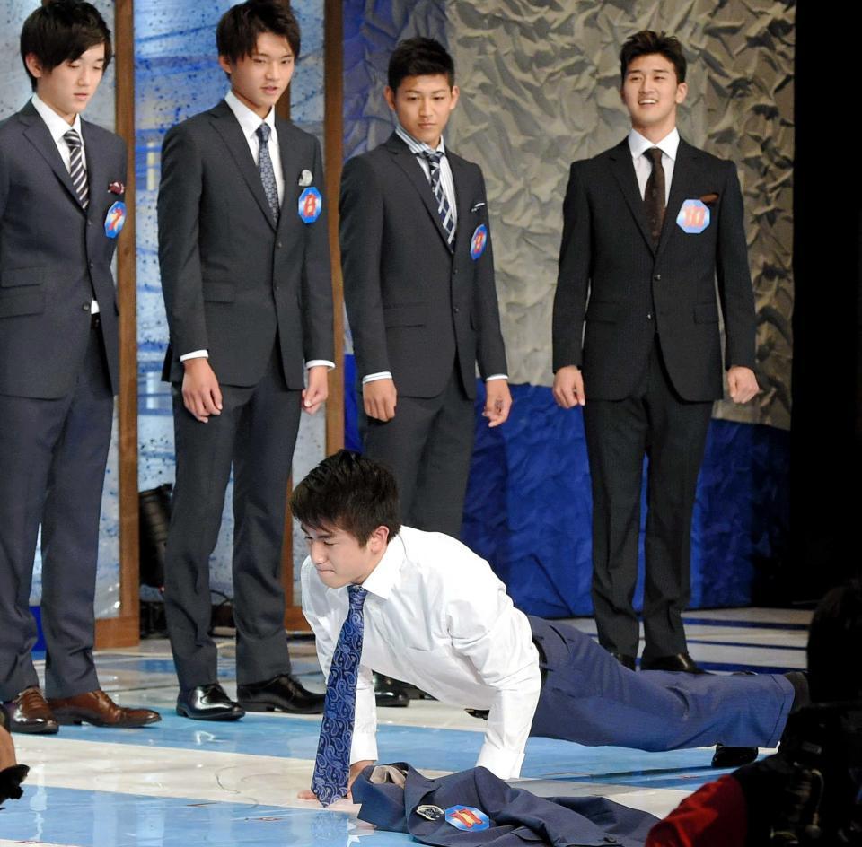 石原プロ次世代スター発掘オーディションで腕立て伏せをしてアピールする神田穣。（後右から）丞威、増本尚＝４月２５日