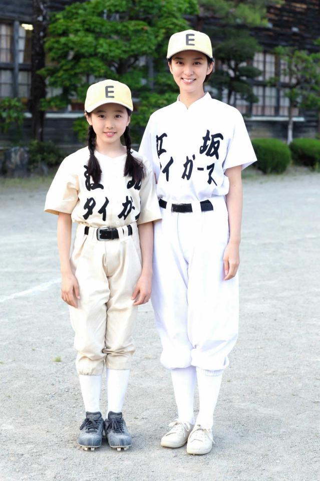 　野球チーム「江坂タイガース」のユニホーム姿を披露した武井咲（右）と共演者の本田望結