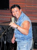 ベッキーへ「ワイルドのススメ」を説いたスギちゃん＝東京・六本木