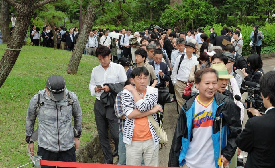 傍聴券整理券を求め並ぶ人たち＝東京・日比谷公園（撮影・佐々木彰尚）