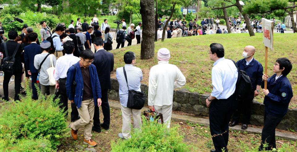 清原和博被告の裁判傍聴券整理券配布に並ぶ人たち＝日比谷公園