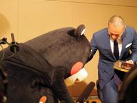 土下座で共演を願い出るくまモンをとめる市川海老蔵＝東京・渋谷区のセルリアンタワー東急
