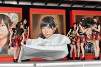 指原莉乃の肖像画を除幕する（左から）加藤美南、北原里英、渡辺麻友、横山由依、柏木由紀＝東京・渋谷ＰＡＲＣＯ（撮影・西岡正）