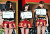 選抜総選挙での１位返り咲きを目標に掲げる渡辺麻友（左は横山由依、右は柏木由紀）＝東京・渋谷ＰＡＲＣＯ（撮影・西岡正）