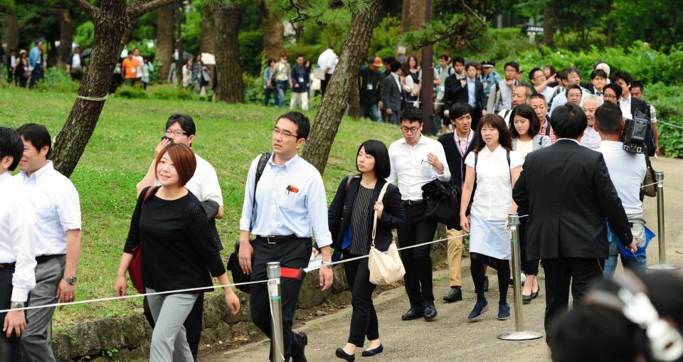 　清原和博被告の裁判傍聴券整理券配布に並ぶ人たち＝日比谷公園