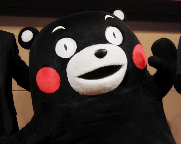 中村獅童（左）と市川海老蔵（右）の間で見えを切るくまモン＝東京・渋谷区のセルリアンタワー東急