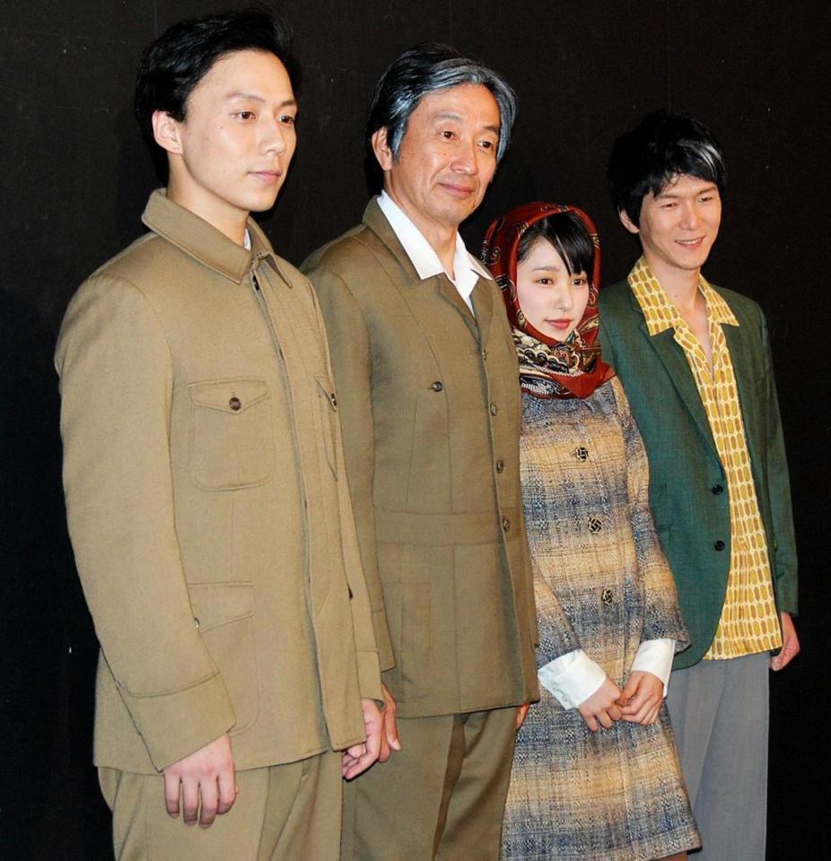 東京公演初日を迎えた（左から）ＪＯＮＴＥ、佐戸井けん太、桜井日奈子、金井勇太＝東京・Ｚｅｐｐ　ブルーシアター六本木